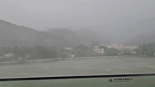 В китайском курортном городе Санья закрыли аэропорт из-за тайфуна - Sputnik Таджикистан