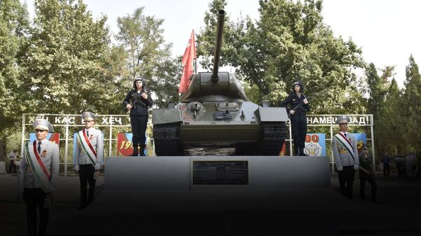 Дар Тоҷикистон хотираи аскарони шӯравиии муҳорибаи Курскро гиромӣ доштанд - Sputnik Тоҷикистон