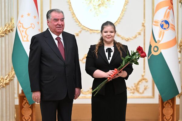 Эмомали Рахмон в честь празднования 34-й годовщины Государственной независимости Республики Таджикистан вручил высшие государственные награды. - Sputnik Тоҷикистон