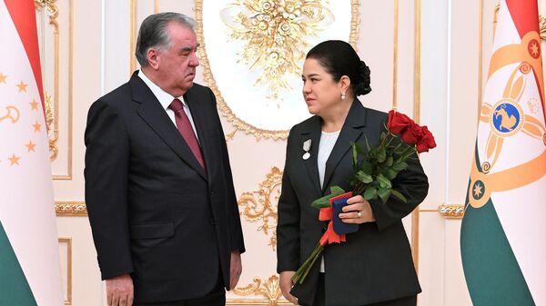 Эмомали Рахмон в честь празднования 34-й годовщины Государственной независимости Республики Таджикистан вручил высшие государственные награды. - Sputnik Таджикистан