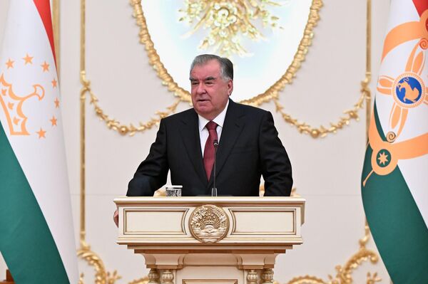 Эмомали Рахмон в честь празднования 34-й годовщины Государственной независимости Республики Таджикистан вручил высшие государственные награды. - Sputnik Тоҷикистон