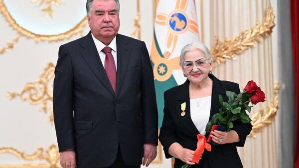 Раисҷумҳури Тоҷикистон дар арафаи солгарди Истиқлоли давлатӣ ба 200 намояндаи касбу кори гуногун мукофоти давлатӣ дод - Sputnik Тоҷикистон