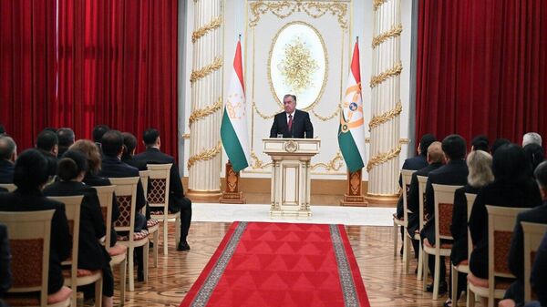 Эмомали Рахмон наградил госнаградами отличившихся работников Таджикистана: всего за трудовые достижения отметили около 200 человек - Sputnik Таджикистан