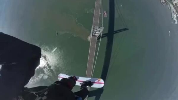 🪂 Не пытайтесь повторить: экстремал Шон МакКормак совершил первый в мире трюк, который объединил воздушный серфинг и скольжение по мосту - Sputnik Таджикистан