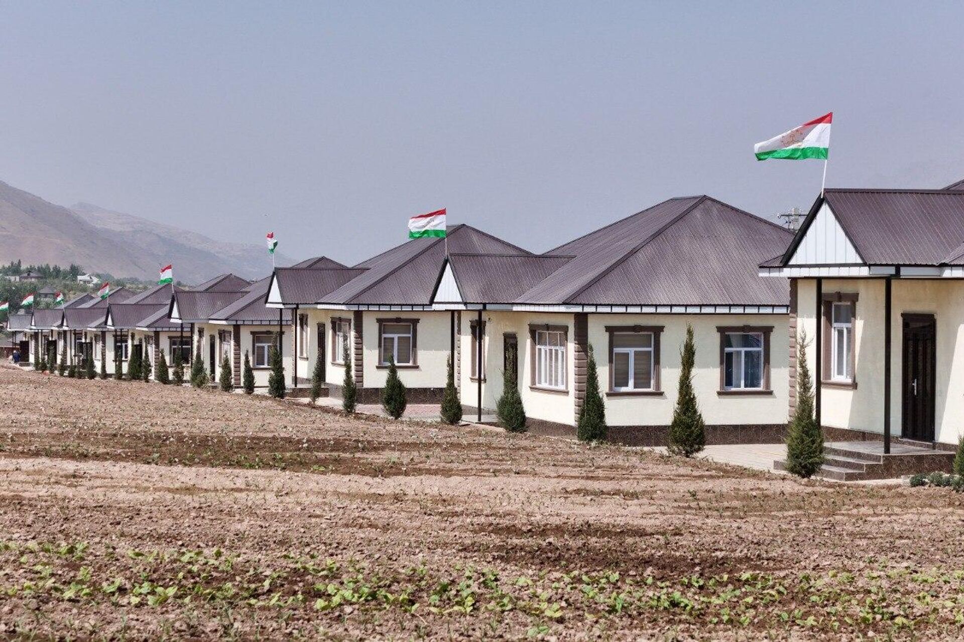 Новые жилые дома в Таджикабадском районе для пострадавших в результате землетрясения. - Sputnik Тоҷикистон, 1920, 26.08.2025