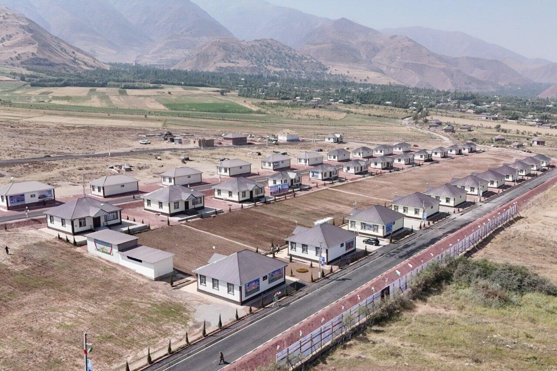 Новые жилые дома в Таджикабадском районе для пострадавших в результате землетрясения. - Sputnik Тоҷикистон, 1920, 26.08.2025