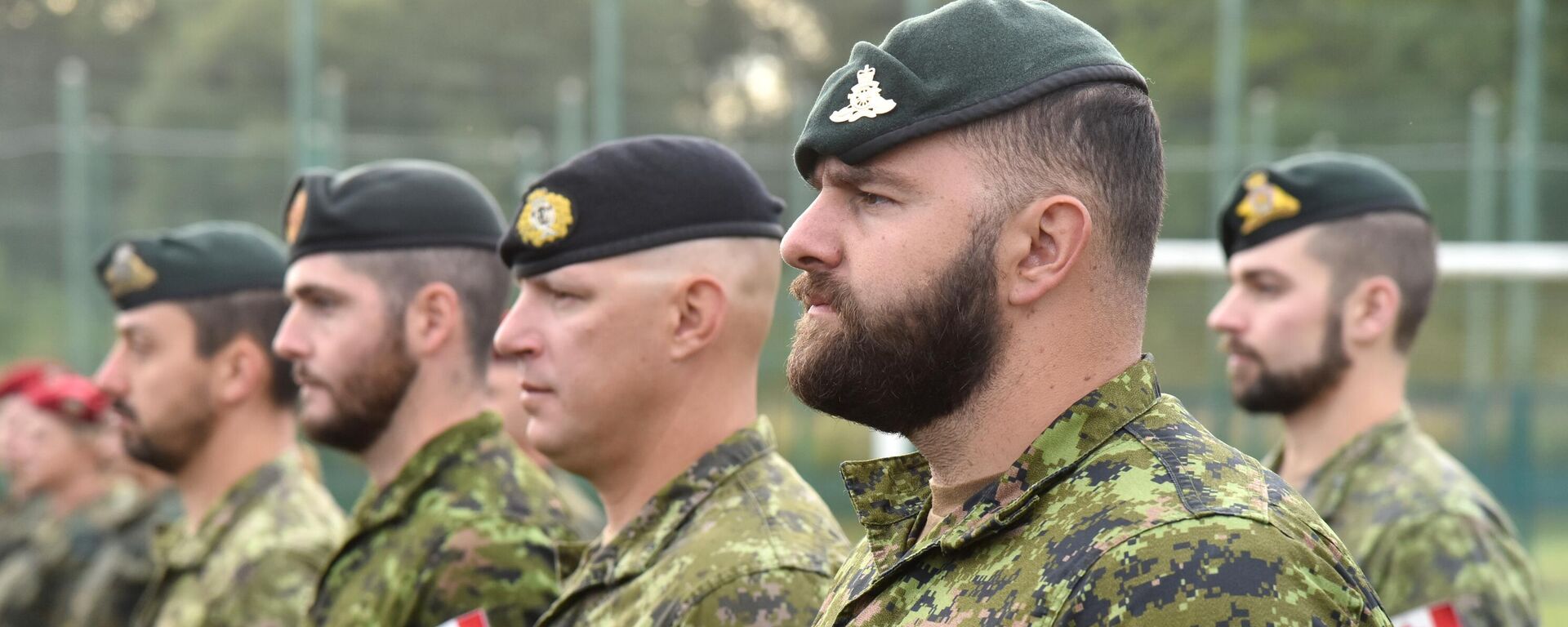 Военнослужащие армии Канады во время учения Rapid Trident-2019 на базе международного центра миротворчества и безопасности Национальной академии сухопутных войск во Львовской области. - Sputnik Таджикистан, 1920, 26.08.2025