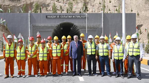 Эмомали Рахмон запустил движение на дороге Рогун-Обигарм-Нуробод - Sputnik Тоҷикистон