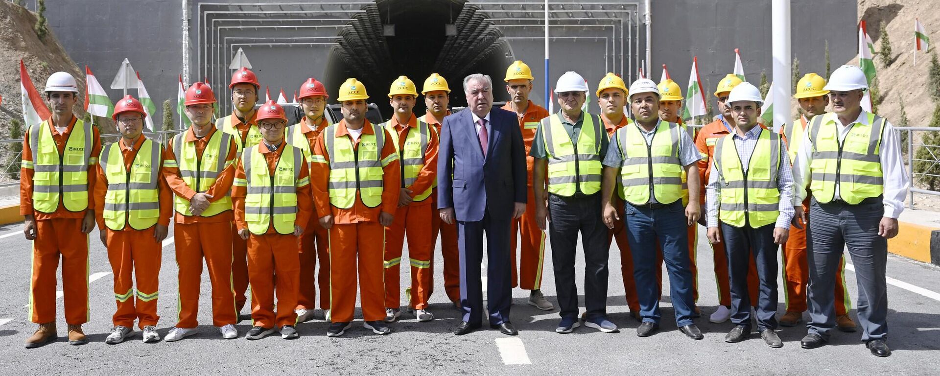 Эмомали Рахмон запустил движение на дороге Рогун-Обигарм-Нуробод - Sputnik Тоҷикистон, 1920, 26.08.2025