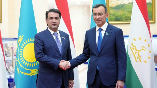 Встреча Рустама Эмомали с Председателем Сената Парламента Республики Казахстан Мауленом Ашимбаевым - Sputnik Таджикистан