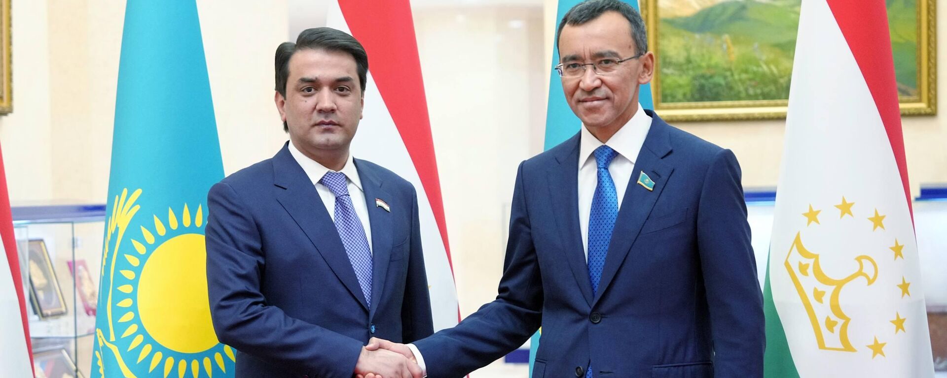 Встреча Рустама Эмомали с Председателем Сената Парламента Республики Казахстан Мауленом Ашимбаевым - Sputnik Тоҷикистон, 1920, 26.08.2025