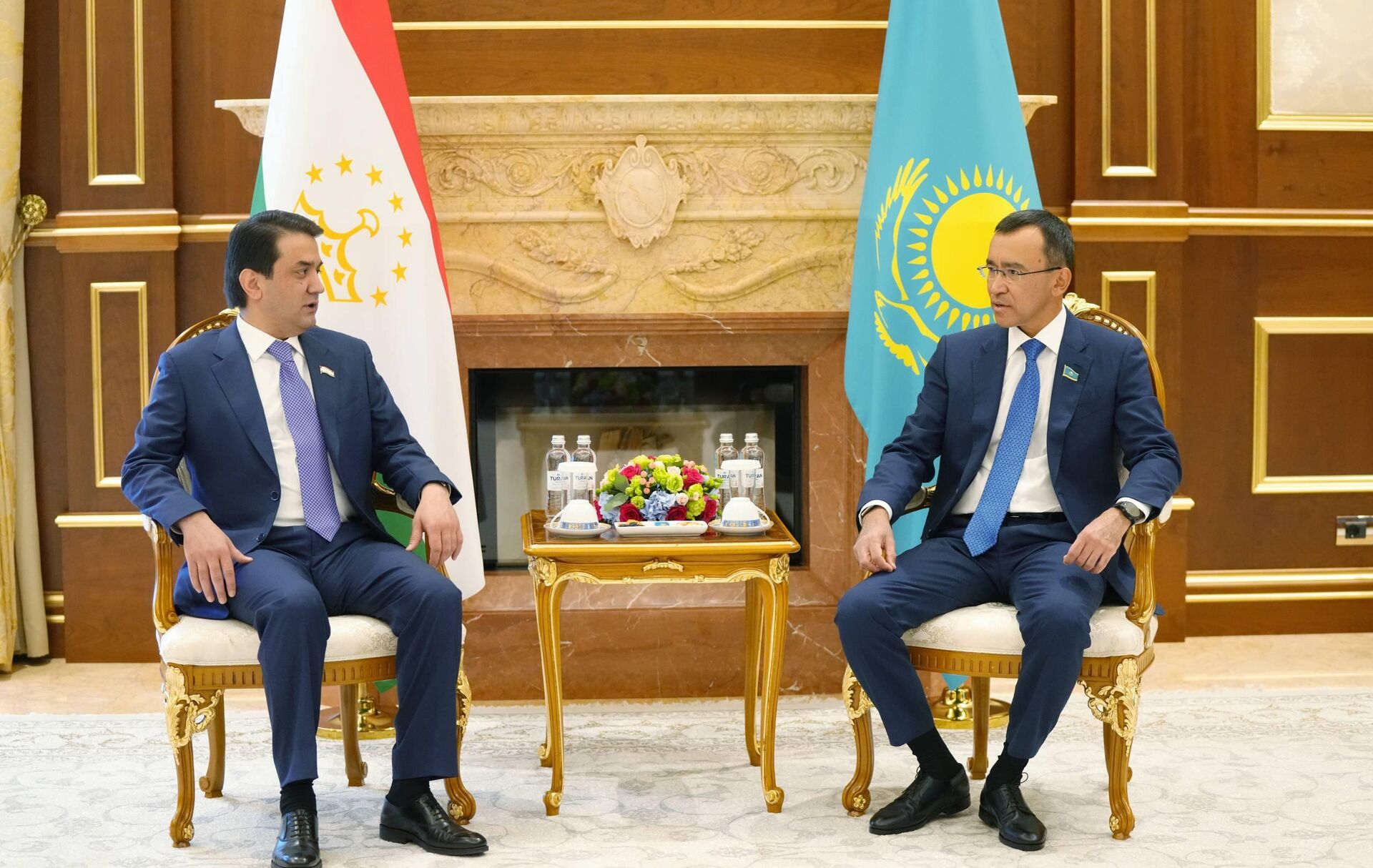 Встреча Рустама Эмомали с Председателем Сената Парламента Республики Казахстан Мауленом Ашимбаевым - Sputnik Тоҷикистон, 1920, 26.08.2025