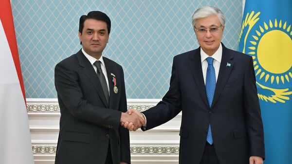 Президент Казахстана Касым-Жомарт Токаев наградил спикера верхней палаты парламента Таджикистана Рустама Эмомали орденом Достық (Дружба) II степени за весомый вклад в углубление двустороннего стратегического партнерства - Sputnik Таджикистан