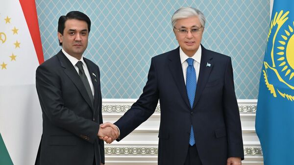 Встреча президента Казахстана Касым-Жомарта Токаева и председателя Маджлиси милли Маджилиси Оли Таджикистана Рустама Эмомали - Sputnik Таджикистан