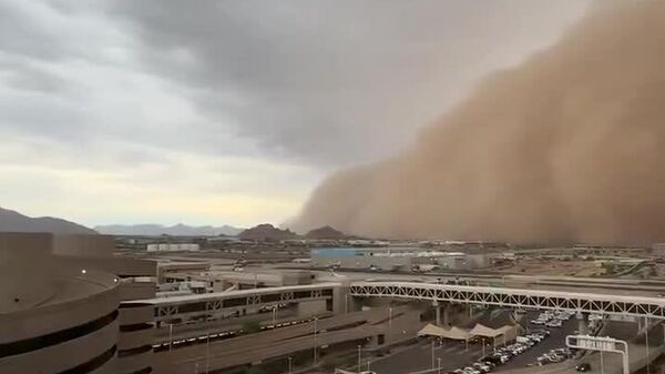 Дар ҳоле ки Калифорния оташ мегирад, тӯфони қум болои Аризона рехт - Sputnik Тоҷикистон
