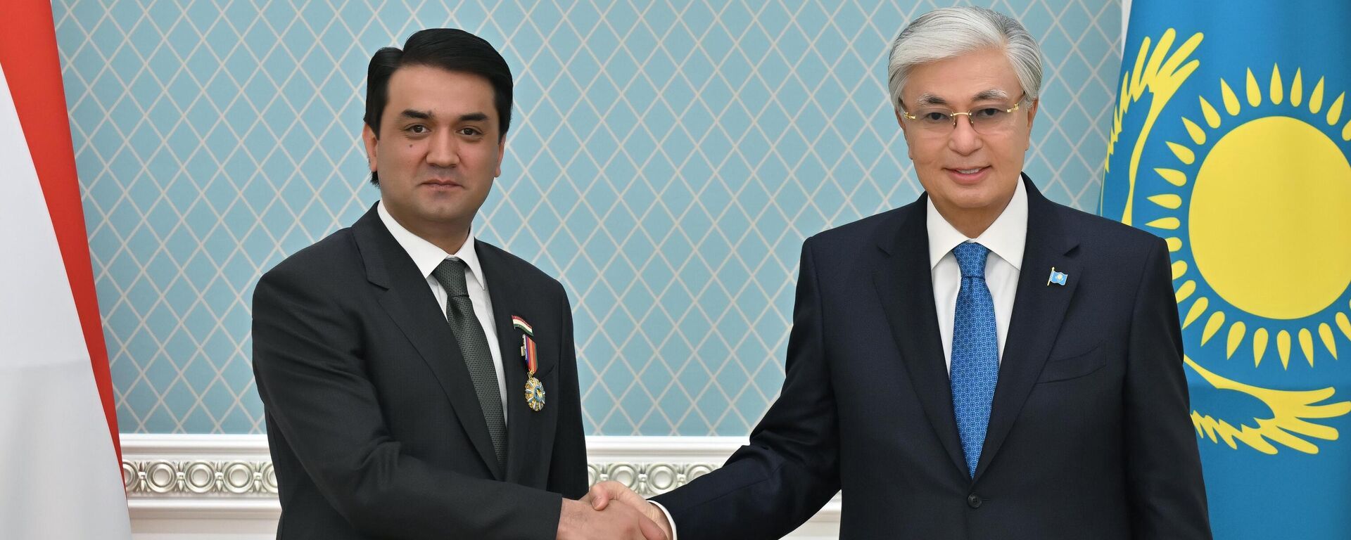 Президент Казахстана Касым-Жомарт Токаев наградил Рустами Эмомали орденом Достық II степени за весомый вклад в углубление двустороннего стратегического партнерства - Sputnik Тоҷикистон, 1920, 27.08.2025