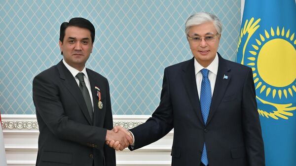 Президент Казахстана Касым-Жомарт Токаев наградил Рустами Эмомали орденом Достық II степени за весомый вклад в углубление двустороннего стратегического партнерства - Sputnik Тоҷикистон