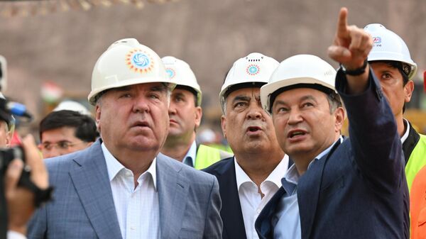 Президент Республики Таджикистан Эмомали Рахмон ознакомился с ходом строительства плотины на Рогунской ГЭС. - Sputnik Таджикистан