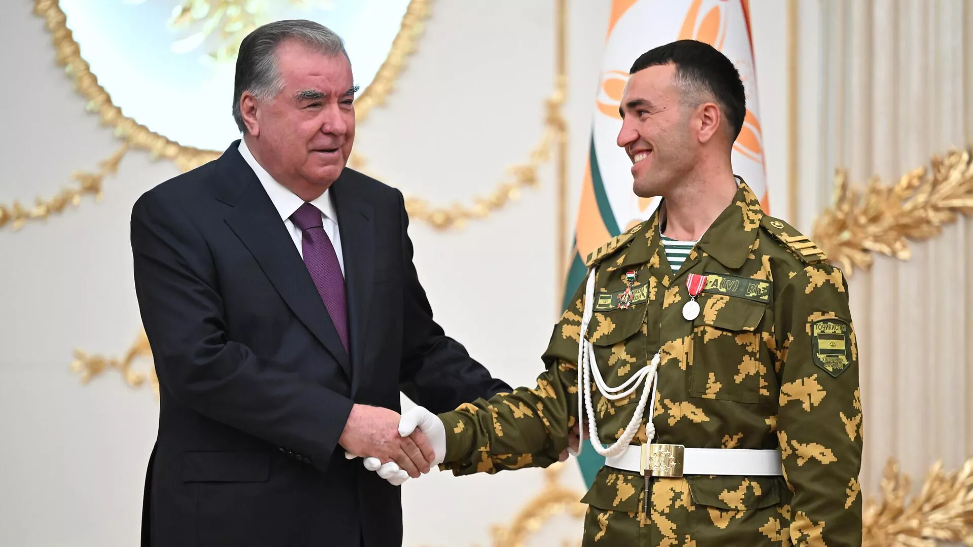 Эмомали Рахмон вручил государственные награды, присвоил специальные звания ряду представителей силовых и военных структур страны  - Sputnik Тоҷикистон, 1920, 28.08.2025