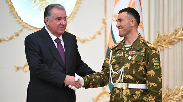 Эмомали Рахмон вручил государственные награды, присвоил специальные звания ряду представителей силовых и военных структур страны  - Sputnik Тоҷикистон