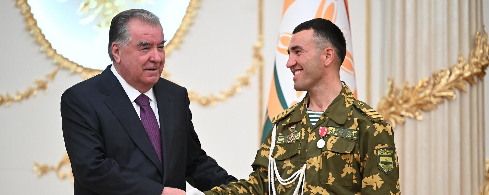  Эмомали Рахмон вручил государственные награды, присвоил специальные звания ряду представителей силовых и военных структур страны - Sputnik Таджикистан, 1920, 28.08.2025