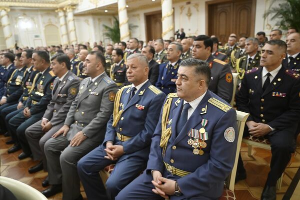 28 августа Президент Республики Таджикистан Эмомали Рахмон в честь 34-й годовщины Государственной независимости Таджикистана вручил государственные награды, присвоил специальные звания ряду представителей силовых и военных структур страны. - Sputnik Тоҷикистон