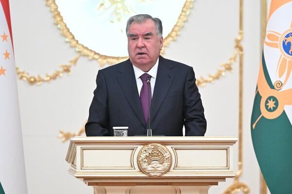 28 августа Президент Республики Таджикистан Эмомали Рахмон в честь 34-й годовщины Государственной независимости Таджикистана вручил государственные награды, присвоил специальные звания ряду представителей силовых и военных структур страны. - Sputnik Тоҷикистон