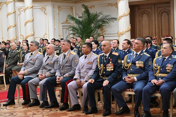 28 августа Президент Республики Таджикистан Эмомали Рахмон в честь 34-й годовщины Государственной независимости Таджикистана вручил государственные награды, присвоил специальные звания ряду представителей силовых и военных структур страны. - Sputnik Тоҷикистон