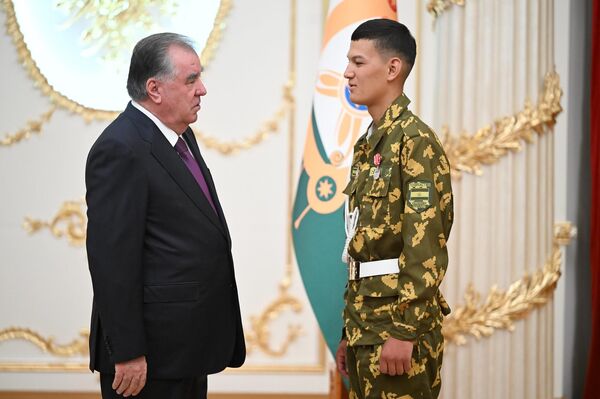 28 августа Президент Республики Таджикистан Эмомали Рахмон в честь 34-й годовщины Государственной независимости Таджикистана вручил государственные награды, присвоил специальные звания ряду представителей силовых и военных структур страны. - Sputnik Тоҷикистон