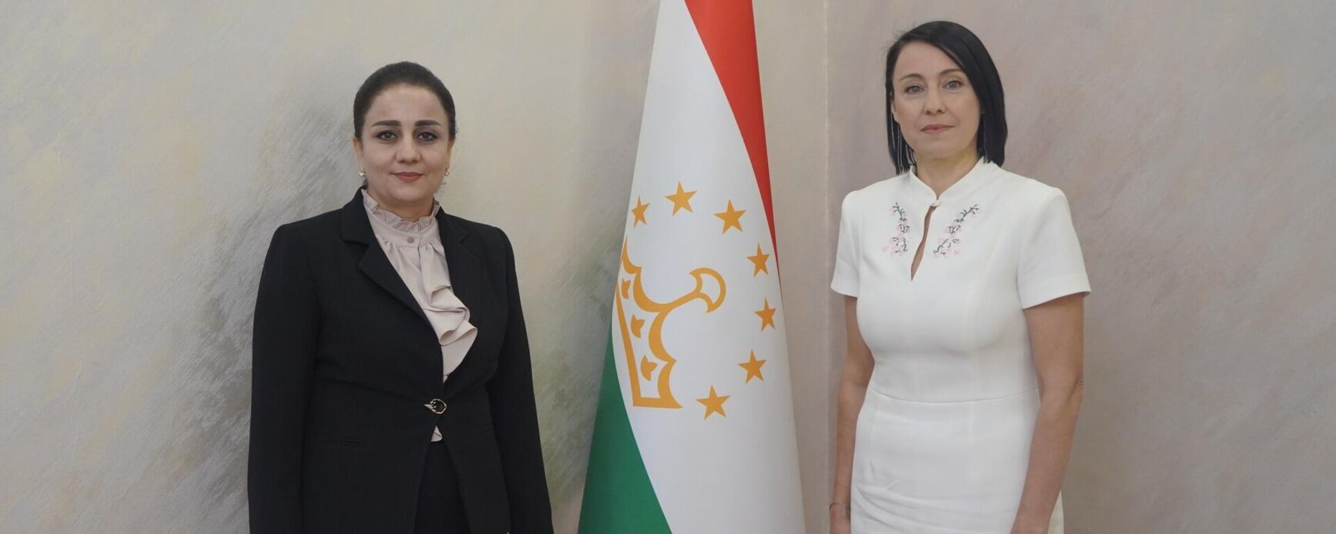 Министр труда, миграции и занятости населения Республики Таджикистан Солеха Холмахмадзода приняла делегацию во главе с заместителем Губернатора Томской области по социальной политике Светланой Николаевной Грузных. - Sputnik Тоҷикистон, 1920, 28.08.2025