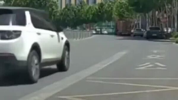 Когда очень не хочешь на работу: в Китае внедорожник полностью ушел под землю прямо во время движения - Sputnik Таджикистан