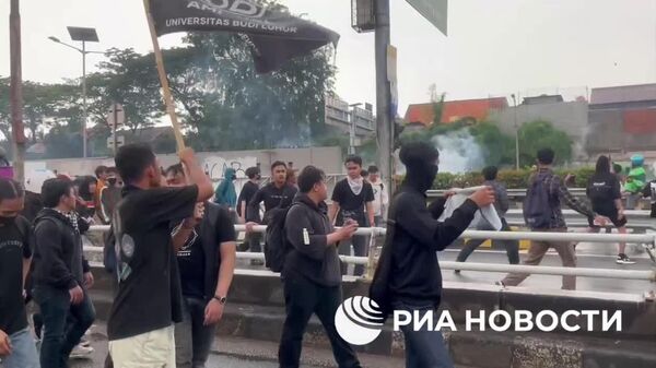 Тысячи индонезийцев вышли на протесты в Джакарте - Sputnik Таджикистан