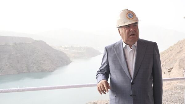 Президент Республики Таджикистан Эмомали Рахмон ознакомился с ходом строительства плотины на Рогунской ГЭС.  - Sputnik Таджикистан