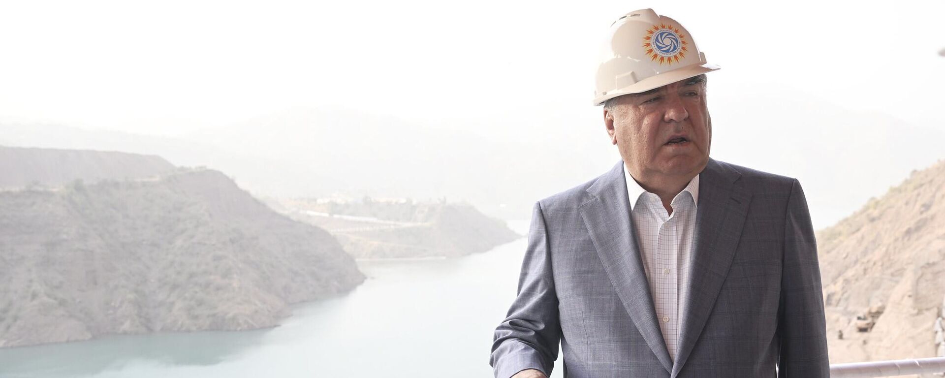 Президент Республики Таджикистан Эмомали Рахмон ознакомился с ходом строительства плотины на Рогунской ГЭС.  - Sputnik Таджикистан, 1920, 29.08.2025