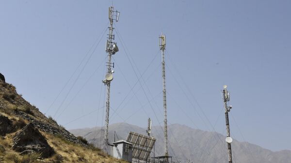 Солнечные панели на антеннах связи в Дарвазе. Иллюстративное фото - Sputnik Таджикистан