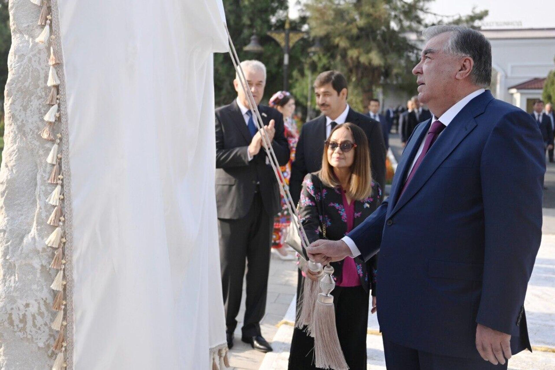 Эмомалӣ Раҳмон зимни ифтитоҳи биноҳои нави Донишгоҳи сайёҳии Тоҷикистон - Sputnik Тоҷикистон, 1920, 30.08.2025