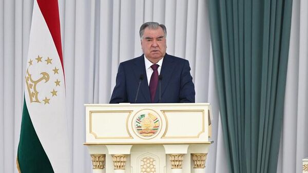 Урок мира Эмомали Рахмона в Университете туризма - Sputnik Тоҷикистон