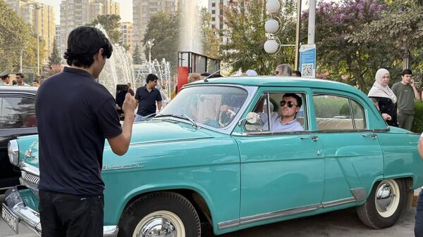 В Душанбе на площади 800-летия Москвы прошла выставка ретроавтомобилей - Sputnik Тоҷикистон