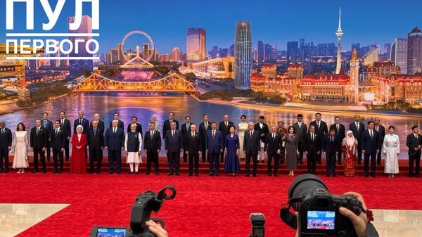 Совместное фото лидеров стран-участниц саммита ШОС, который стартует в Тяньцзине - Sputnik Таджикистан