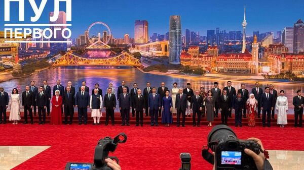 Акси муштараки раҳбарони кишварҳои ширкаткунанда дар нишасти СҲШ, ки дар Тянҷин оғоз мешавад - Sputnik Тоҷикистон