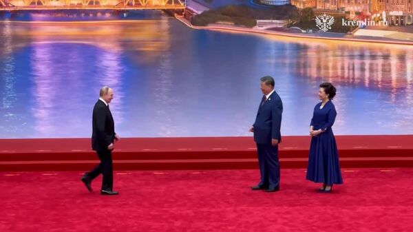 Владимир Путин и Си Цзиньпин поприветствовали друг друга рукопожатием на полях саммита ШОС - Sputnik Таджикистан