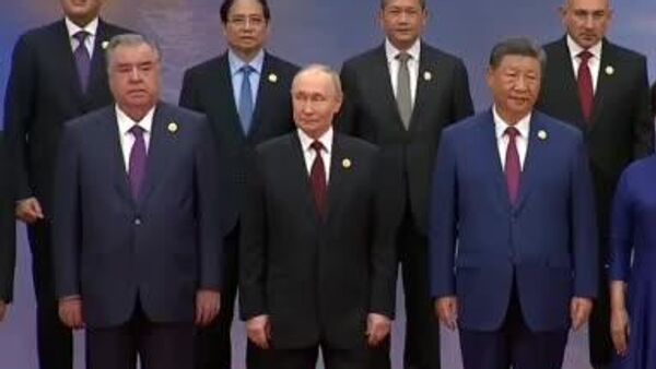 Владимир Путин ва Эмомалӣ Раҳмон дар ҳошияи нишасти сарони Созмони ҳамкориҳои Шонгҳой дар Тянҷин ҳамдигарро бо дастфишу истиқбол карданд - Sputnik Тоҷикистон