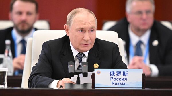 Президент РФ Владимир Путин выступает на заседании Совета глав государств – членов Шанхайской организации сотрудничества (ШОС) в Тяньцзине.  - Sputnik Тоҷикистон