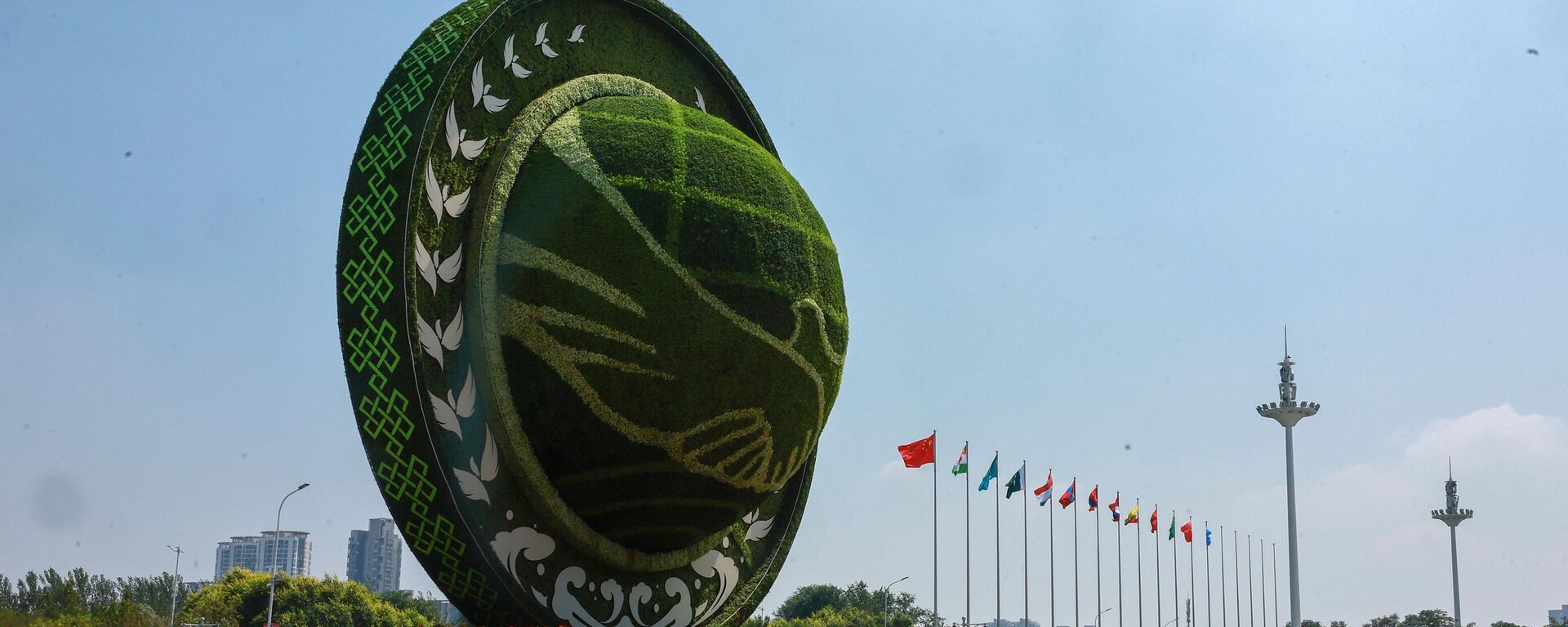 Символика саммита ШОС в Тяньцзине. - Sputnik Таджикистан, 1920, 01.09.2025