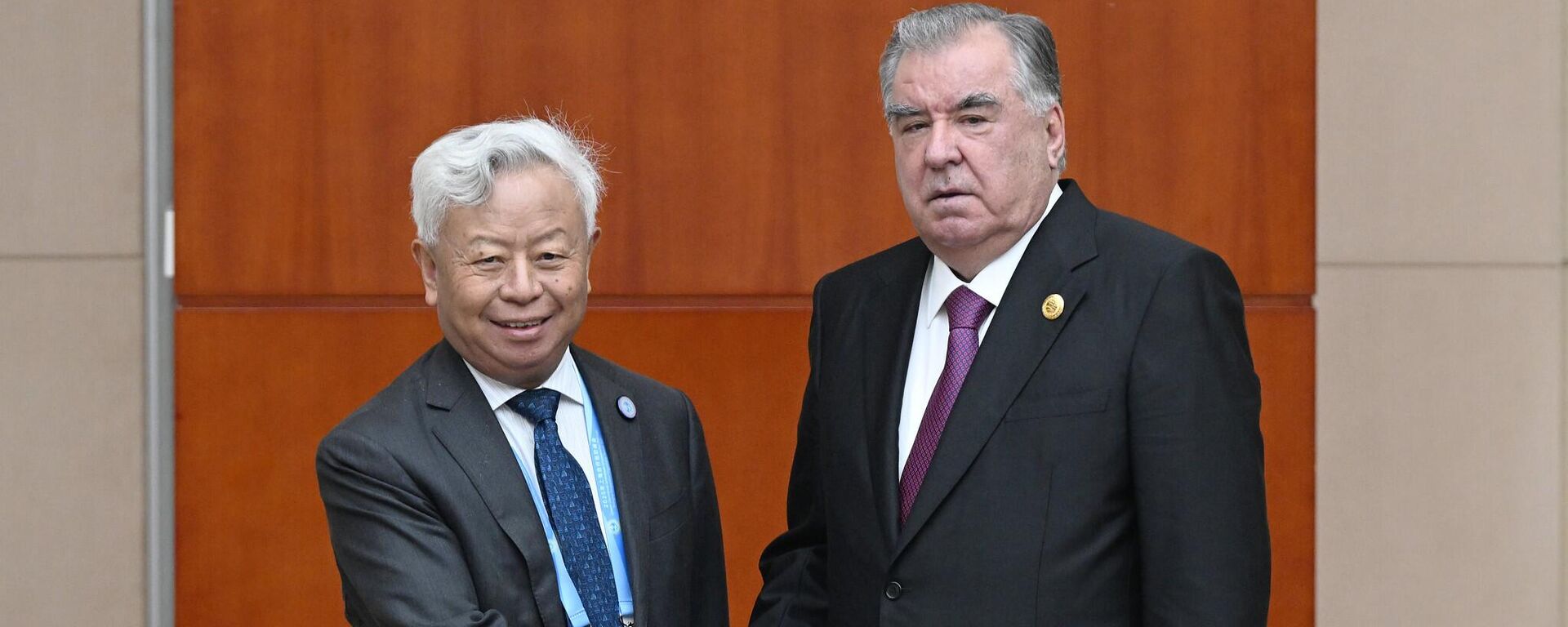 Эмомали Рахмон провел встречу с Президентом Азиатского банка инфраструктурных инвестиций Цзин Лицюнем  - Sputnik Тоҷикистон, 1920, 01.09.2025