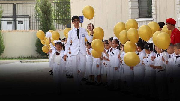 Занги аввал ва шодӣ: Мактаби Гагарини Душанбе дарҳояшро ба рӯи хонандагон боз кард – видео - Sputnik Тоҷикистон