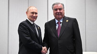 Президент РФ Владимир Путин и президент Таджикистана Эмомали Рахмон (справа) во время встречи на полях саммита Шанхайской организации сотрудничества (ШОС) в Тяньцзине.