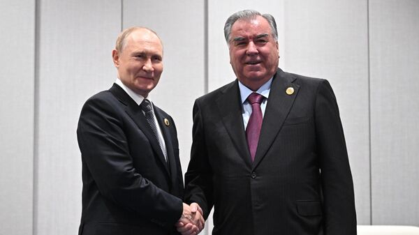 Президент РФ Владимир Путин и президент Таджикистана Эмомали Рахмон (справа) во время встречи на полях саммита Шанхайской организации сотрудничества (ШОС) в Тяньцзине. - Sputnik Таджикистан