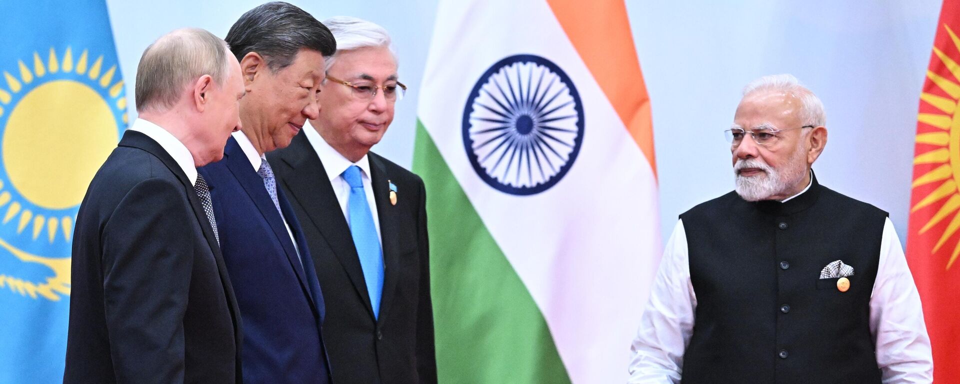Президент РФ Владимир Путин, председатель Китайской Народной Республики Си Цзиньпин, президент Казахстана Касым-Жомарт Токаев и премьер-министр Индии Нарендра Моди  на церемонии официальной встречи глав делегаций - участников заседания Совета глав государств – членов ШОС в Тяньцзине. - Sputnik Таджикистан, 1920, 02.09.2025
