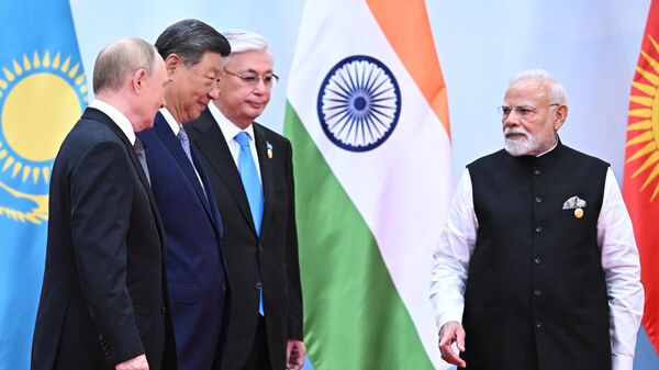 Президент РФ Владимир Путин, председатель Китайской Народной Республики Си Цзиньпин, президент Казахстана Касым-Жомарт Токаев и премьер-министр Индии Нарендра Моди  на церемонии официальной встречи глав делегаций - участников заседания Совета глав государств – членов ШОС в Тяньцзине. - Sputnik Таджикистан